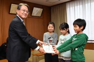意見書を手渡す児童のみなさん