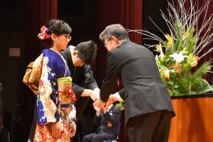 新成人代表と握手する町長