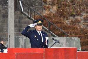 観閲をする佐藤町長