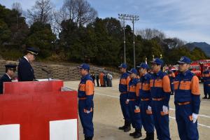 消防団員を表彰する町長