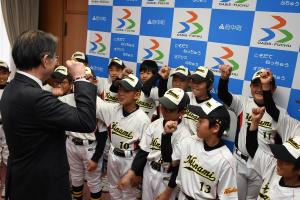 町長とクラブのみなさんの集合写真1