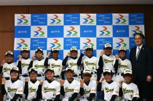 町長とクラブのみなさんの集合写真2