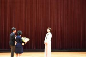 講演後、生徒から花束贈呈