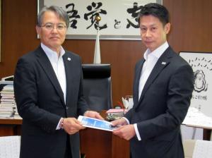 佐藤町長と湯崎知事の写真