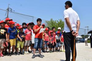 野村前監督に子ども代表がお礼をいいました