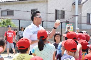 野村前監督から指導をうける子ども