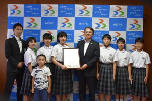 安芸府中空手スポーツ少年団のみなさんと佐藤町長との記念撮影