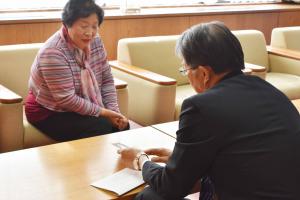 作品について尋ねる佐藤町長