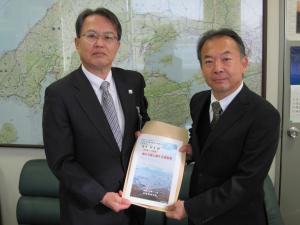 佐藤町長と森川副局長の写真
