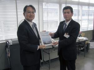 佐藤町長と三上局長の写真