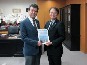 佐藤町長と中村文部科学大臣政務官の写真