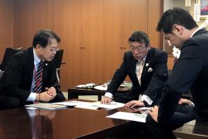 佐藤町長と大塚国土交通副大臣の写真
