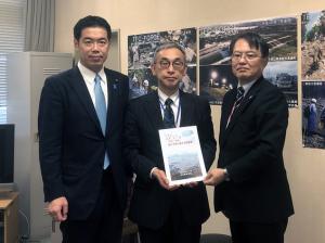 新谷衆議院議員と塚原 浩一 水管理・国土保全局長、佐藤町長の写真