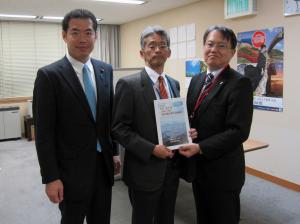 新谷衆議院議員と青木都市局長、佐藤町長の写真