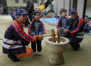 桃山幼稚園の防火もちつきの様子