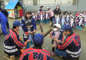 府中ひかり幼稚園の防火もちつきの様子