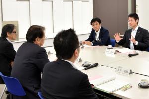 会談中の写真