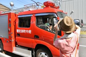 消防士になりきって、記念撮影の写真2