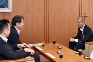佐藤町長に抱負をのべる副島主任主事