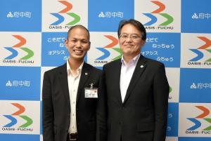 佐藤町長と副島主任主事の写真