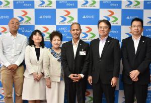 JICA職員のみなさんと副島主任主事、佐藤町長、末平副町長の写真