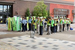 交通安全運動街頭キャンペーンの様子写真１