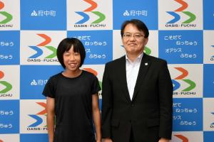 竹原優佳さんと町長の写真