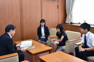 町長に抱負を述べる竹原さん