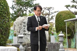 式辞を述べる佐藤町長の写真