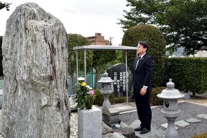 慰霊碑へ祈りをささげる佐藤町長