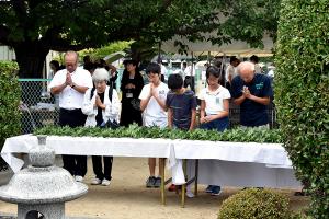 祈りを捧げる参加者