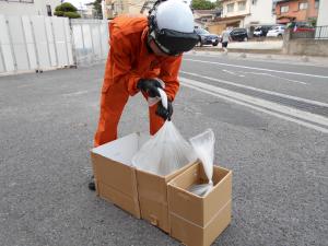 並べたダンボールに水のうを入れる様子