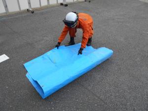 レジャーシートでプランターを巻き込む様子