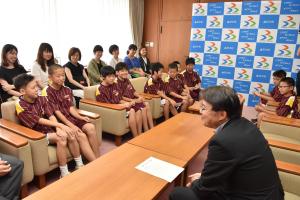 町長に抱負を述べる府中ファイヤーズＭＢＣのみなさん