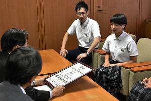 結果を報告する選手のみなさんと佐藤町長