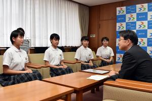 大会での感想を述べる選手のみなさんの写真