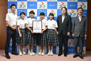 選手のみなさんと佐藤町長、高杉教育長の集合写真