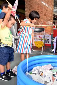 魚釣りゲームを楽しむ子どもたち
