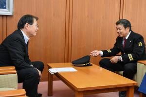 佐藤町長と談笑する猿渡団長