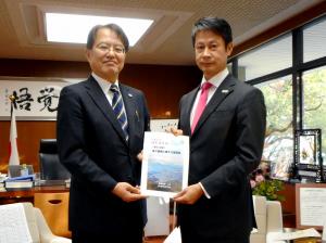湯崎県知事