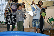 魚釣りを楽しむ子どもたち