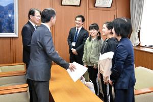 出場報告する選手のみなさんと佐藤町長