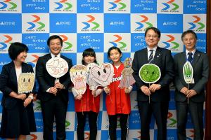 出場選手のみなさんと先生、佐藤町長、高杉教育長の集合写真