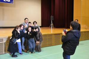 撮影に応じる竹原さん