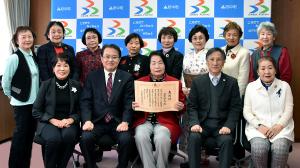 佐藤町長、教育長と婦人会のみなさんの写真