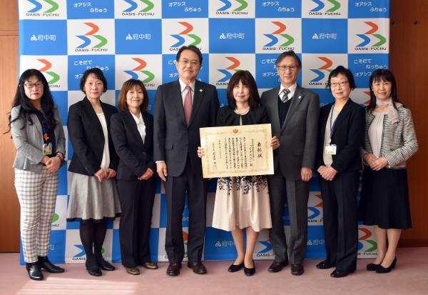 府中町家庭教育支援チーム「くすのき」のみなさんと佐藤町長、教育長の写真