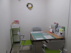 主に妊娠届を受け付けするときに使用する椅子席の相談室です