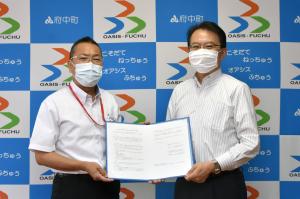 山岡鹿籠郵便局長と佐藤町長の写真