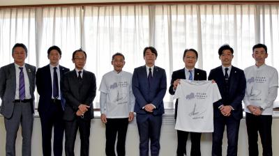 株式会社サンフレッチェ広島の皆さんと佐藤町長の写真