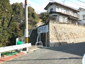 案内看板の先の階段を上がる